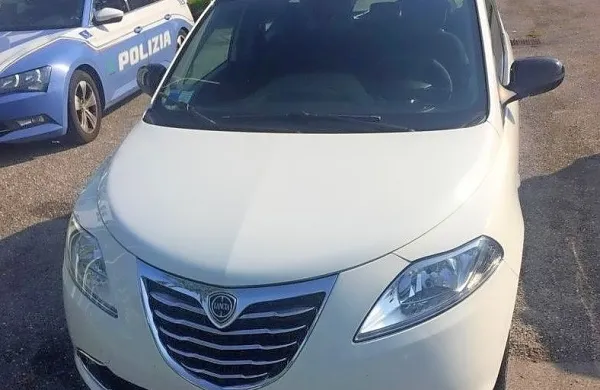 Prekaljeni goljufi so se na “delo” v Trst pripeljali z lancio y bele 
barve.