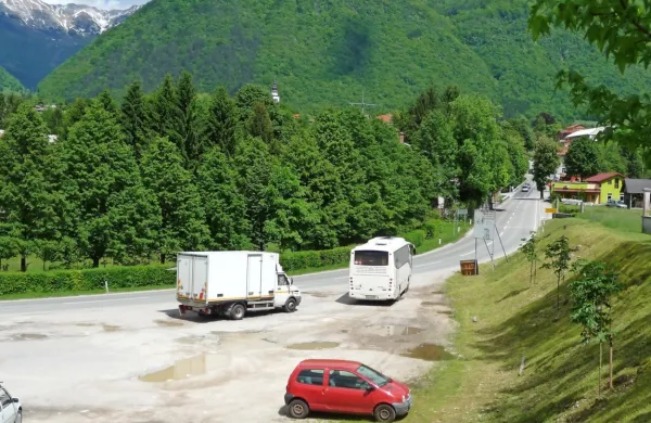 Ker bi obvoznica  presekala začasni kamp Metaldays, bi na njej 
začasno morali ustaviti promet in jo spremeniti v parkirišče.