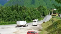Ker bi obvoznica  presekala začasni kamp Metaldays, bi na njej 
začasno morali ustaviti promet in jo spremeniti v parkirišče.