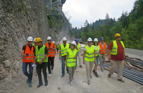 Na ogledu gradbišča galerije v Zali sta ministrica Alenka Bratušek 
in vodja projektov na Drsi Karmen Cian sporočili, da bodo cesto za 
promet polovično odprli 30. avgusta.