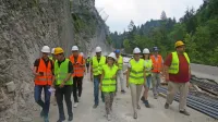 Na ogledu gradbišča galerije v Zali sta ministrica Alenka Bratušek 
in vodja projektov na Drsi Karmen Cian sporočili, da bodo cesto za 
promet polovično odprli 30. avgusta.
