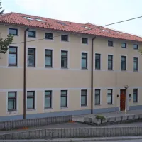 Podjetje Incom namerava v nekdanji stavbi Primorja urediti 
najemniške sobe in garsonjere za približno 35 ljudi.
