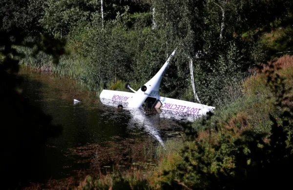 Vodja letalske družbe in državna sekretarka sta  prejšnjo sredo na 
Norveškem doživela razburljiv pristanek s Pipistrelovim letalom. 