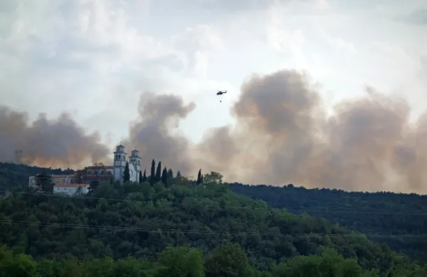 Na pomoč pri gašenju sta priletela tudi dva vojaška helikopterja, ki sta vodo zajemala v 
Orehovljah.