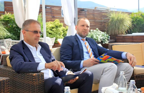 Delovno sodišče je zavrnilo vse tožbene zahtevke  nekdanjega 
predsednika  in člana Hitove uprave Janeza Mlakarja (levo) in 
Tevža Korenta.