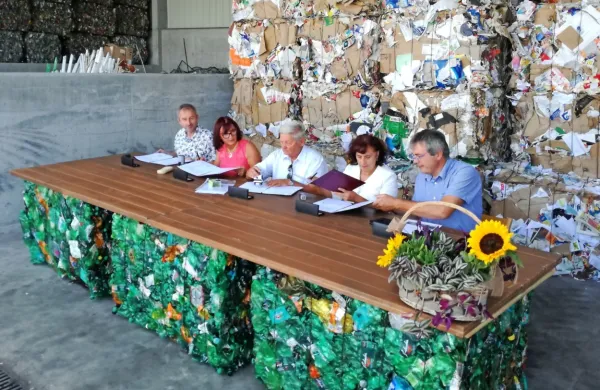 Pogodbo z izvajalcem, podjetjem Adriaing, so podpisali (z leve): 
Erik Modic, Saša Likavec Svetelšek,   prvi mož Adriainga Matjaž 
Andrejašič, Alenka Štrucl Dovgan in David Škabar. 