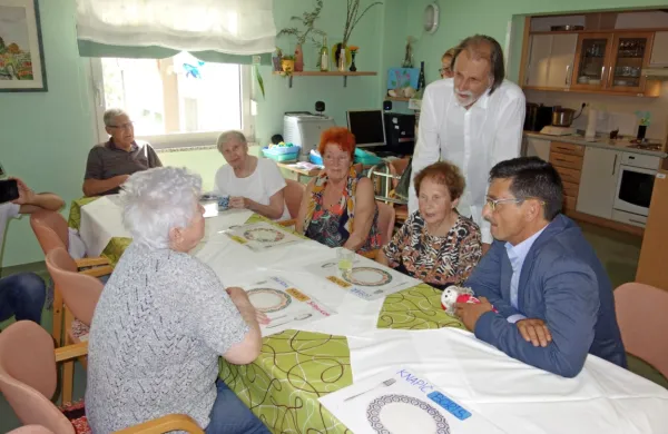 Ena najbolj dobrodošlih oblik oskrbe starostnikov naj bi bili 
dnevni centri zanje. 
