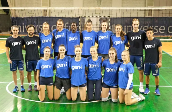 OK Gen-Volley v novi sezoni: na sliki manjkata Mirta Velikonja 
Grbac in Kanadčanka Sara Kovac, ki se bo ekipi pridružila na 
začetku septembra.