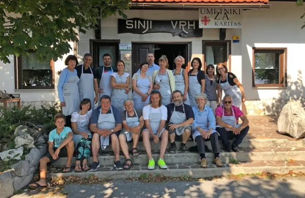 Umetniki, strokovni sodelavci in družina Vidmar  s turistične 
kmetije Sinji vrh se v koloniji Umetniki za Karitas povežejo v “eno 
veliko družino”. 