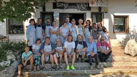 Umetniki, strokovni sodelavci in družina Vidmar  s turistične 
kmetije Sinji vrh se v koloniji Umetniki za Karitas povežejo v “eno 
veliko družino”. 