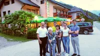 Ob zahajanju dneva je pred domačo gostilno Žvikar v objektiv pogledala razširjena  družina Kenda (z leve): Iztok, Toni, Alojzija, Blaž, Anita, Marjeta, Meta in Miha.
