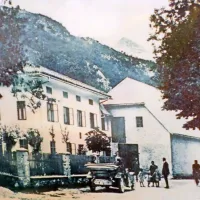 Gostilna Žvikar ob glavni cesti proti Bovcu je v štirih stoletjih prestala potrese, vojne vihre in še marsikaj.  