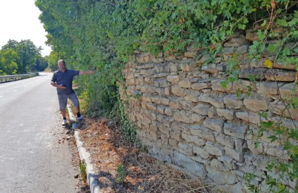Škarpa na enem od odsekov stare šmarske ceste je vidno 
napihnjena, vmes  zeva luknja, prekrita z gostim listjem, zato ni 
takoj opaziti, da zid skupaj držijo le še drevesne korenine.


