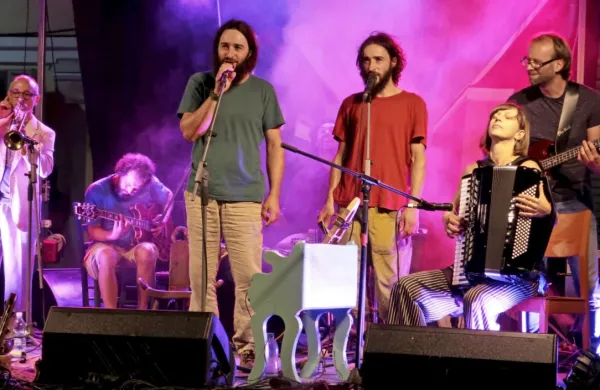 Pika na i so bile  uglasbene pripovedke Janija Kutina, odpete v 
kleni čadrščini.