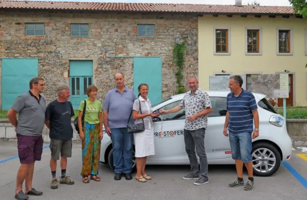 Simbolična predaja ključev iz rok župana Erika Modica prostoferjem, ki bodo začeli nuditi prevoze za starejše občane.