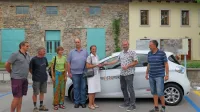 Simbolična predaja ključev iz rok župana Erika Modica prostoferjem, ki bodo začeli nuditi prevoze za starejše občane.