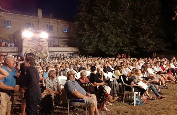  Letni kino Arrigoni je bil v sredo zvečer poln tistih, ki so prišli po 
svojo porcijo spominov in nostalgije.