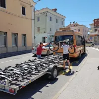 Avtobus s prikolico za kolesa se na svoji poti med Istro in Krasom  ustavi tudi v Sežani.