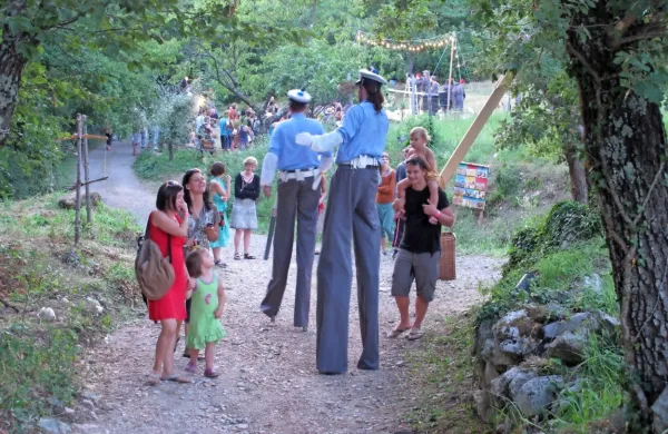 Festival Plavajoči grad, ki združuje Pufovo lutkovno karavano in 
glasbenike  Etno Histerie, bo letos v Istri in na gradu Snežnik.   