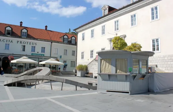  Skulpturo, ki je umazana in poškodovana kazila osrednji trg, je 
občina vsaj počistila, k urejeni podobi trga pa ne prispevajo niti  
oblikovno nedomišljen kiosk in zabojnik.