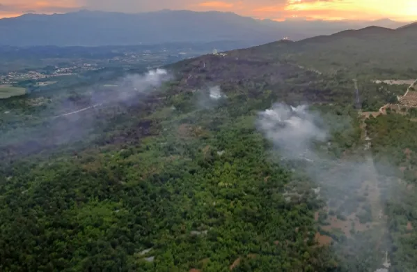 Požar na Cerju je imel več žarišč in se je razprostiral na treh 
kilometrih grebena.