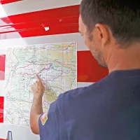 Obsežen požar, ki se je v sredo začel v bližini pomnika miru, je  
divjal tudi pol kilometra  stran od Lokvice.