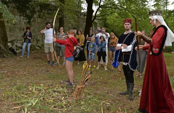 V lokostrelskem turnirju so se pomerili mladostniki in odrasli, res 
pa, da maloštevilni. 