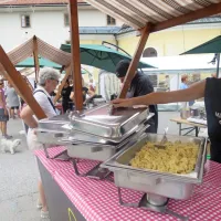 Kar ne uspeva idrijski čipki, je uspelo idrijskim žlikrofom - na 
svojem prazniku resnično delajo galamo.