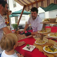 Tradicionalni žlikrofi z množico sodobnih omak. V Barbari tudi kot 
še nepriznana, a zaželena sladica.