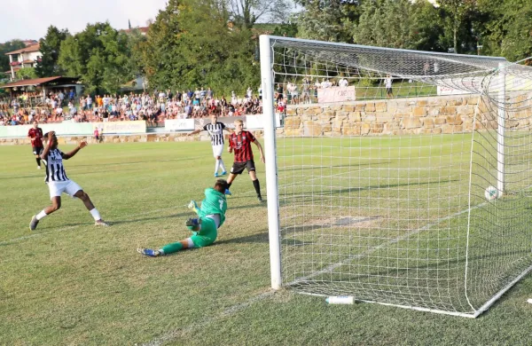 Matthias Oyewusi (levo, v črno-belem dresu) je bil kljub zgrešeni 
enajstmetrovki eden od junakov biljenske zmage v Vipolžah.  