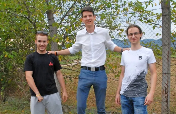 Tine Bodiroža, Uroš Polanc in Miha Čigon (z leve) skupaj z Aljažem 
Starcem, ki je na počitnicah, načrtujejo ustanovitev podjetja za 
drugačne rešitve v vinogradništvu.
