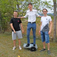 Tine Bodiroža, Uroš Polanc in Miha Čigon (z leve) skupaj z Aljažem 
Starcem, ki je na počitnicah, načrtujejo ustanovitev podjetja za 
drugačne rešitve v vinogradništvu.