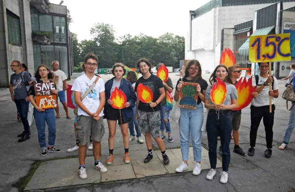 Kakih 200  protestnikov, pretežno mladih, je brazilskemu političnemu predstavništvu pri nas in domači politiki sporočalo, da 
jim je mar. 