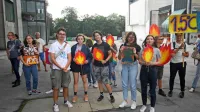 Kakih 200  protestnikov, pretežno mladih, je brazilskemu političnemu predstavništvu pri nas in domači politiki sporočalo, da 
jim je mar. 
