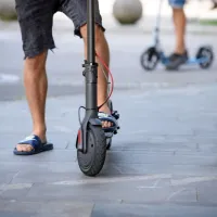 S skiroji ne smemo voziti po površinah, ki so namenjene motornim 
vozilom.