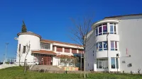

V OŠ Ivana Babiča-Jagra v Marezigah se že leta soočajo s hudo 
prostorsko stisko, saj je stavba dimenzionirana za največ 160 
šolarjev.