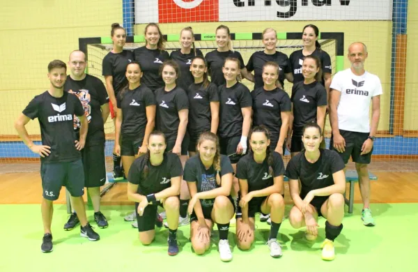 V takšni zasedbi (na fotografiji manjka Tina Benčina) so priprave 
začele rokometašice Mlinotesta.