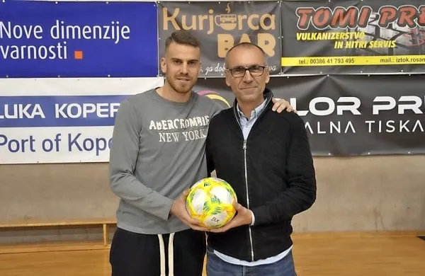 Predsednik MNK Bronx Željko Stanič (desno), v družbi z nogometnim reprezentantom in ambasadorjem kluba Domnom 
Črnigojem.