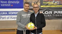 Predsednik MNK Bronx Željko Stanič (desno), v družbi z nogometnim reprezentantom in ambasadorjem kluba Domnom 
Črnigojem.
