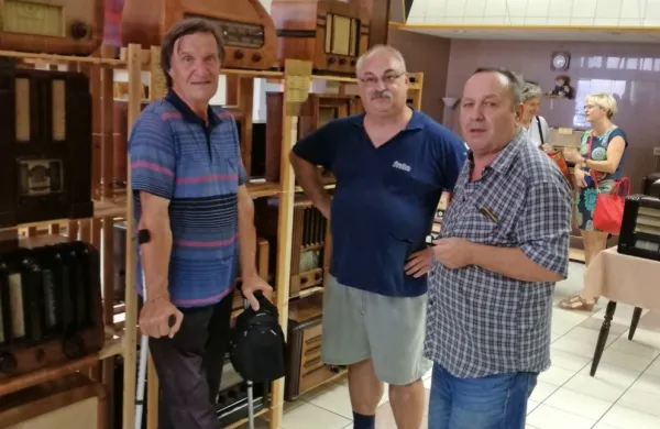 Zbiratelj starih radijskih sprejemnikov Vladimir Skok (prvi z desne) 
je svojo zbirko starih radijskih sprejemnikov iz Lokve preselil v 
Sežano, v nekdanjo Mercatorjevo trgovino ob Bazoviški cesti. 