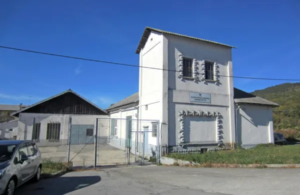 Nekdanjo rudniško poslopje v Famljah že desetletje kliče po 
prenovi, letos pa bo občina končno zagotovila denar za njegovo 
temeljito prenovo.