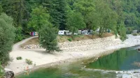 Po novem se na daleč vidi, da je tudi v Kanalu avtokamp. Ta je letos dobro obiskan. 
