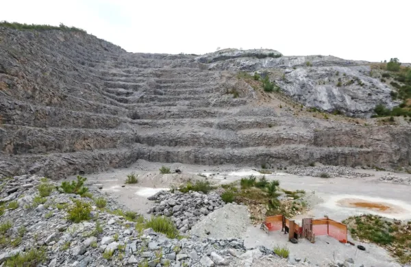 Opuščeni kamnolom Griža nad dolino reke Rižane prodajajo za 1,4 
milijona evrov.