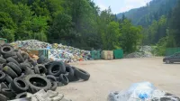 Kopičenje odpadkov v zbirnem centru je v dobršnem delu 
posledica zaprte glavne ceste v Idrijo. Komunala bo problem  
začela reševati prihodnji teden.