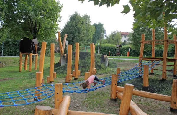 S pomočjo novih igral v Pivki, Trnju, Palčju in Slovenski vasi otroci 
spoznavajo naravo. 