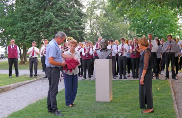 Župan David Škabar je včeraj skupaj z Alenko Saksida in Majdo 
Pavlin odkril kip Leandru Peganu.