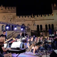 Prireditev Oživela ulica je segla tudi na Titov trg, ki  so ga zapolnili plesalci, na odru pa je  zadonel 
marežganski big band Bend-it! 