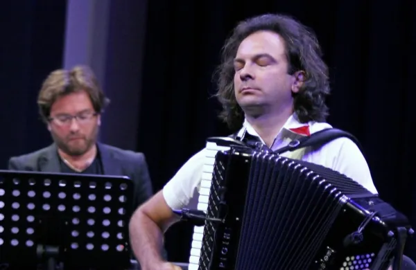 Umetniški vodja festivala je priznani harmonikar Marko Hatlak.