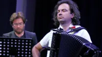 Umetniški vodja festivala je priznani harmonikar Marko Hatlak.