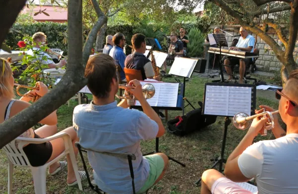 Robert Vatovec Big Band te dni vadi v vrtu pred hišo svojega maestra v Pobegih. 